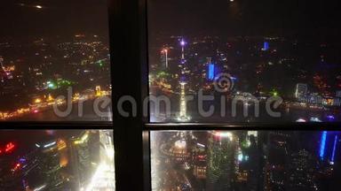 从环丘观光厅俯瞰<strong>上海夜景</strong>。